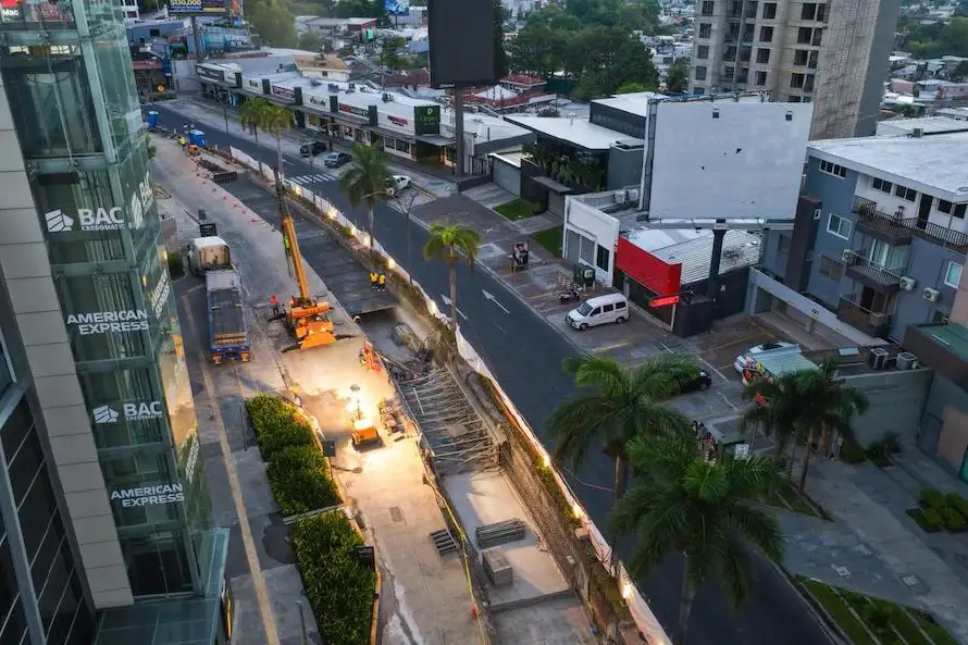 Colocan losas de una cisterna que busca evitar más inundaciones en la Zona Rosa