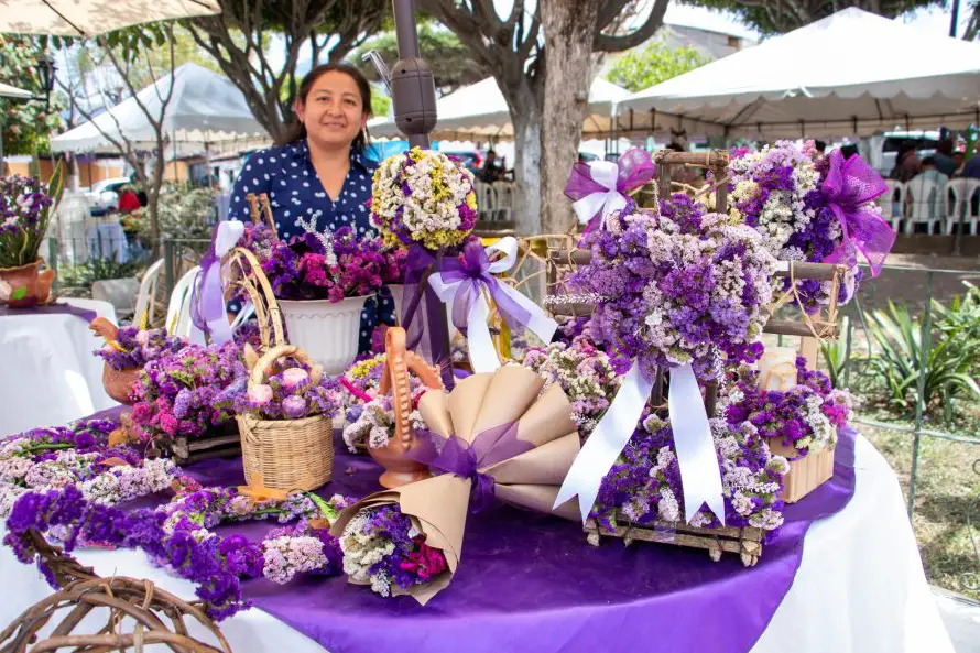 La flor "eterna" de San Pedro Las Huertas tiñe de fe la Semana Santa de Guatemala