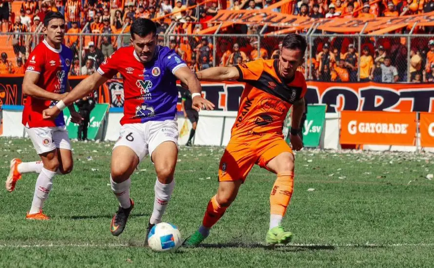 Águila gana el clásico nacional con goleada 3-0 ante FAS y le quita el invicto