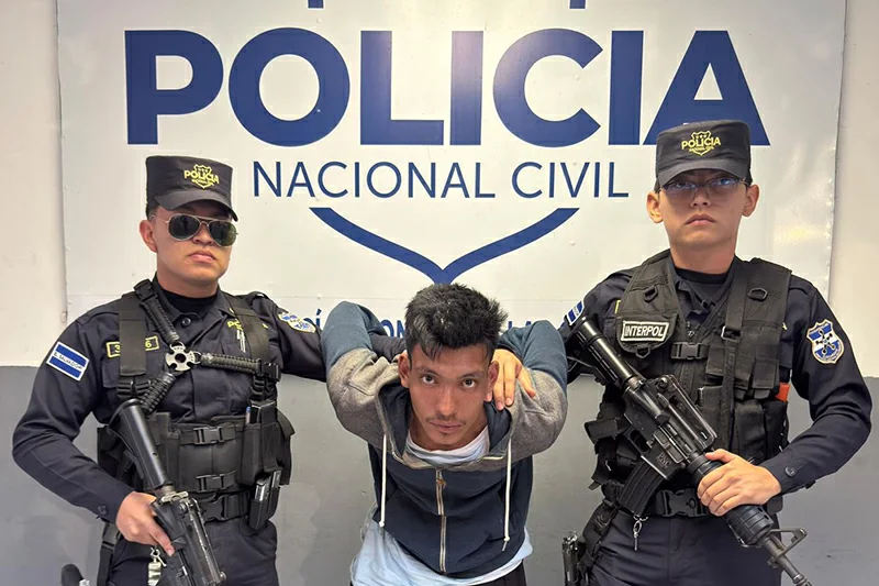 Guatemala entrega a presunto pandillero salvadoreño reclamado por la PNC