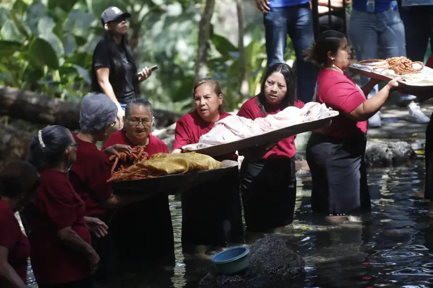 Tradición centenaria reúne fieles en lavada de ropa de Jesús Nazareno en Chalchuapa