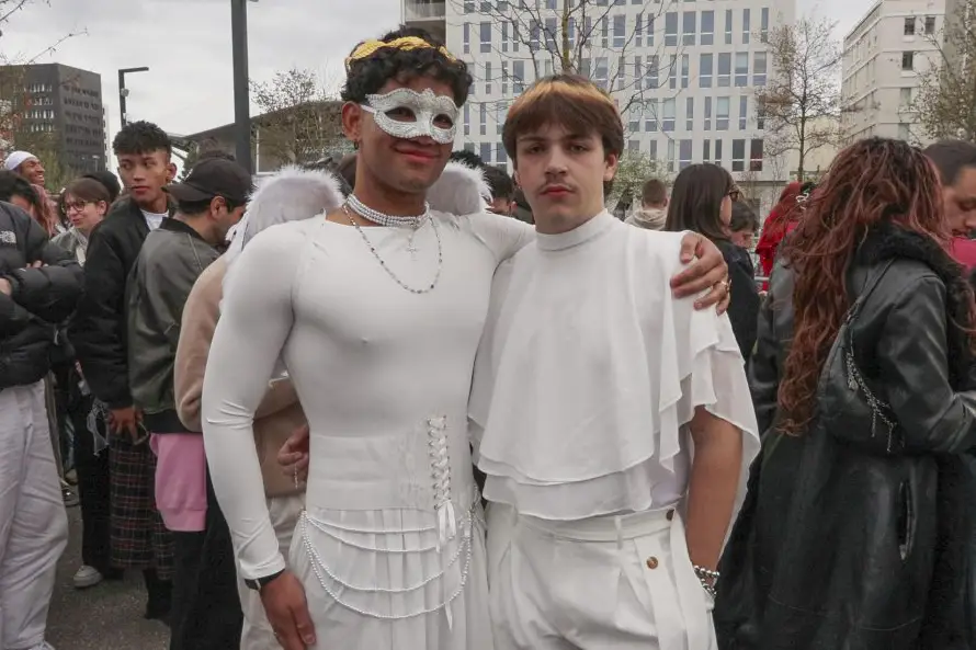 Los peregrinos de la "religión Rosalía" llegan a Lyon para el estreno de la gira "Lux"