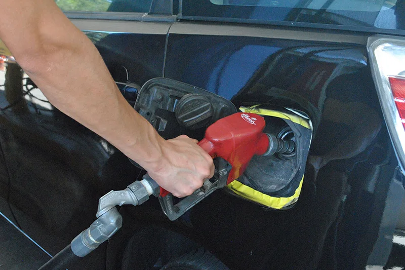El petróleo de Texas baja a $72 pese a los ataques entre EE.UU. e Irán