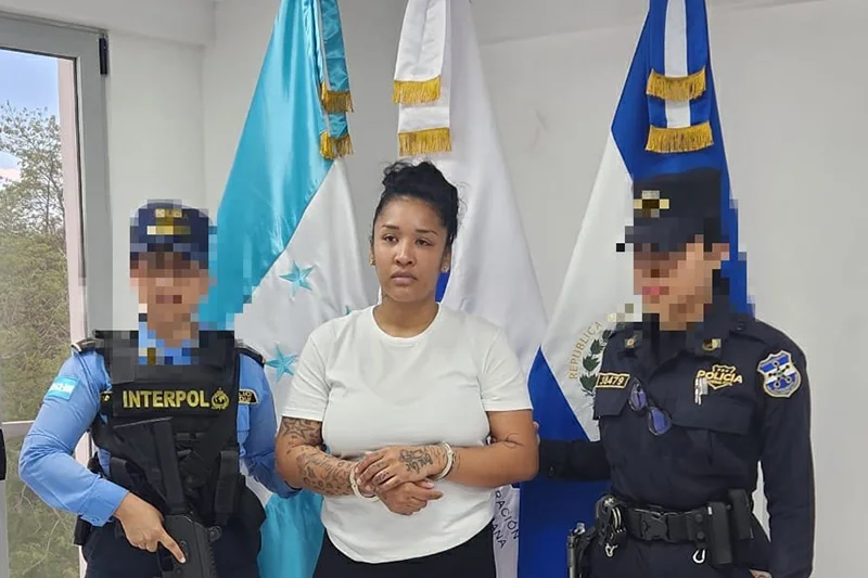 Extraditan a El Salvador hondureña para cumplir condena de 10 años por extorsión