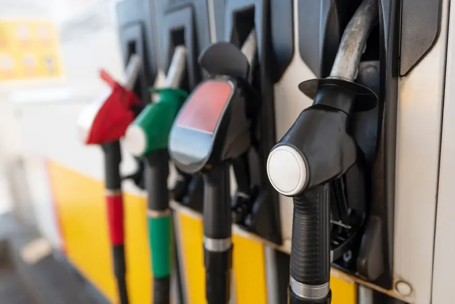 Combustibles subirán hasta $0.05 y autoridades lo atribuyen a conflicto en Medio Oriente