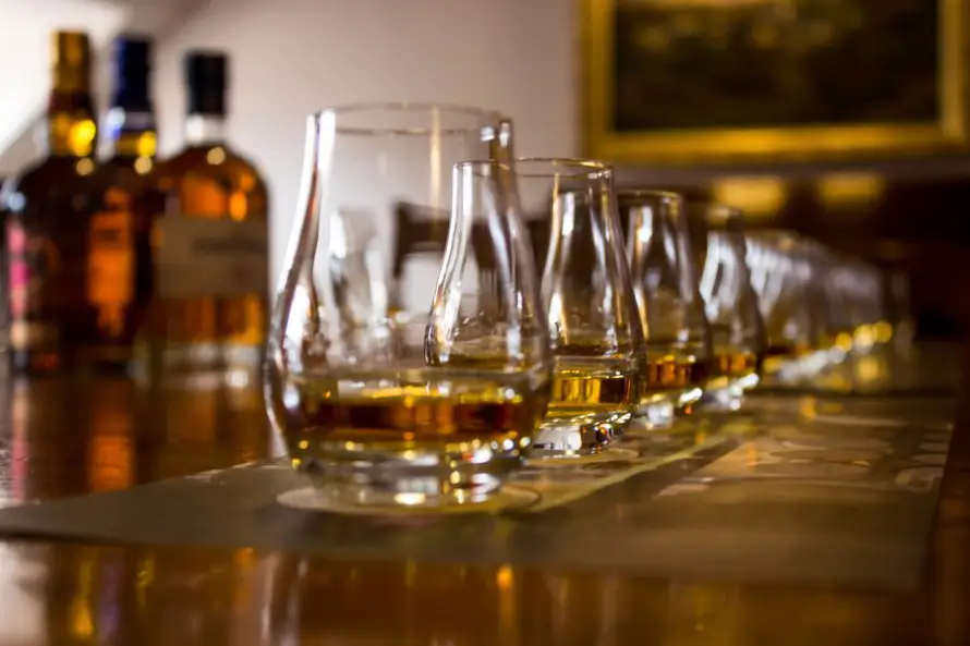 Entra en vigencia reducción de impuesto sobre contenido alcohólico del whisky, ginebra y otros licores