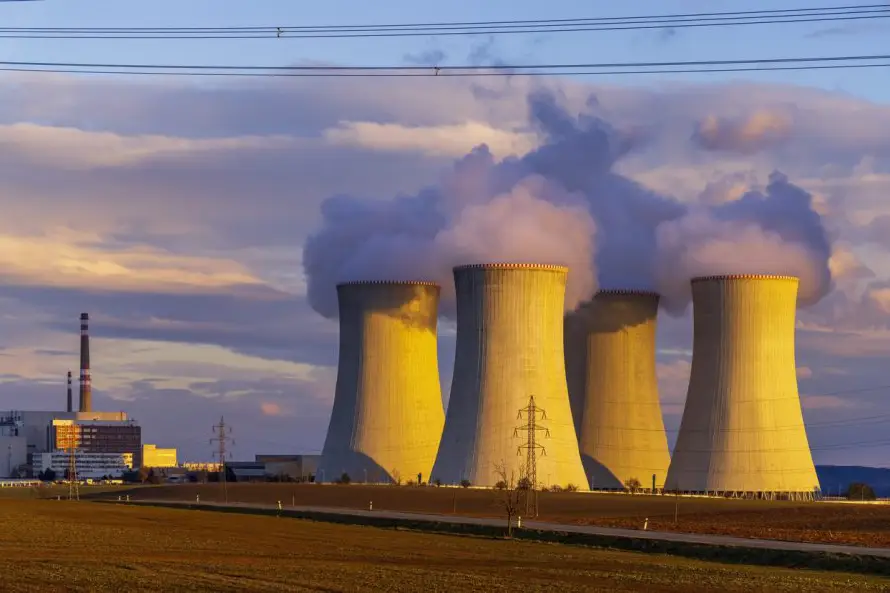 Rusia inicia la construcción de una pequeña central nuclear en Uzbekistán