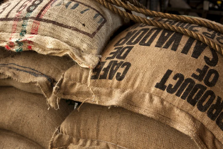 Exportaciones salvadoreñas crecieron 5 % hasta abril impulsadas por azúcar y café