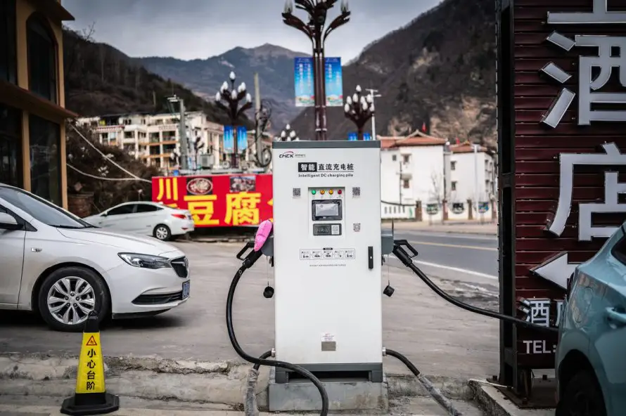 Colas en las gasolineras chinas ante la inminente subida de precios de los combustibles