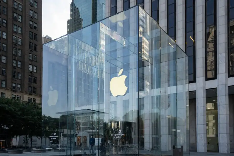 Apple cumple medio siglo: del garaje de Jobs a la carrera de la IA