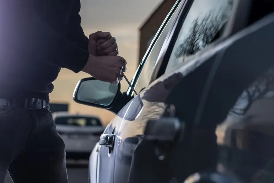 ¿Cómo saber si un carro tiene deudas o problemas legales en El Salvador?