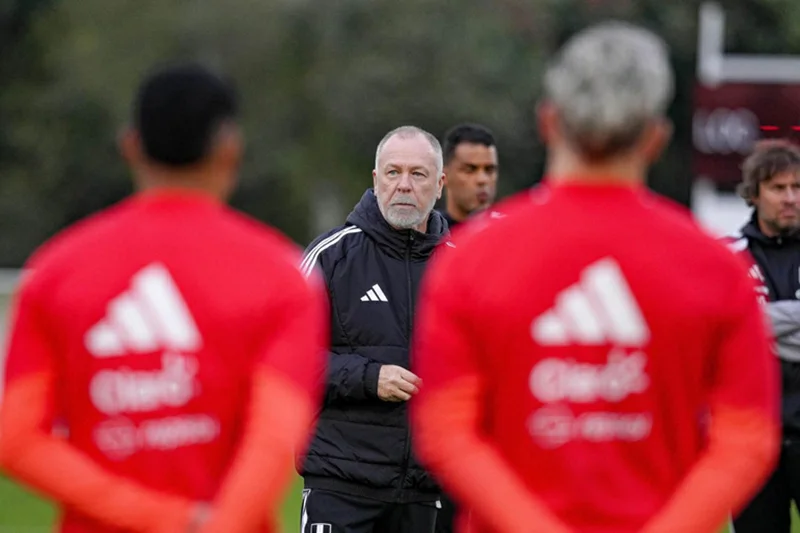 En el debut de Mano Menezes, Perú cae en París ante el campeón africano depuesto