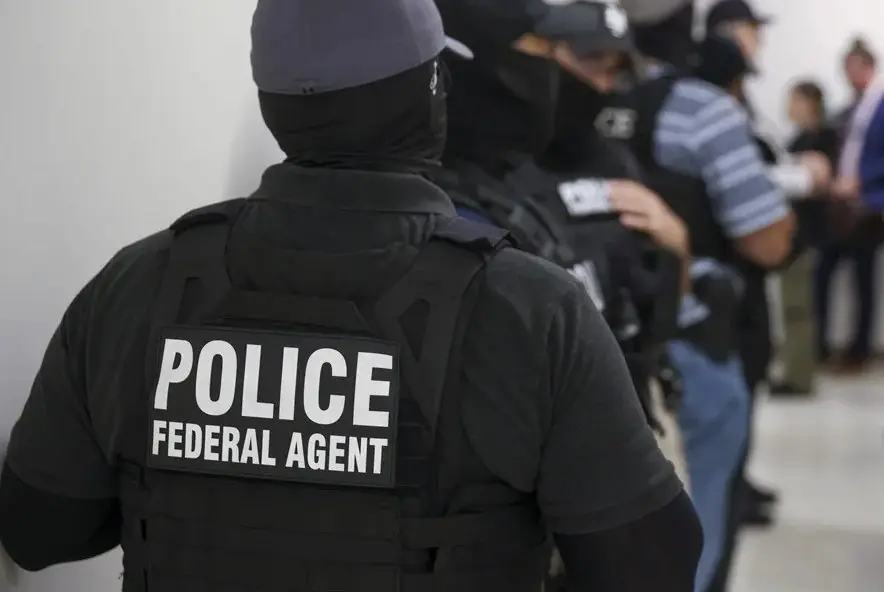 Instalan más de 200 vallas publicitarias contra el ICE en ciudades de Estados Unidos