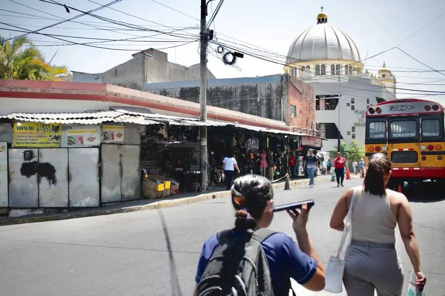 Vendedores de la Placita y avenida España esperan aviso para desalojar puestos en la calle