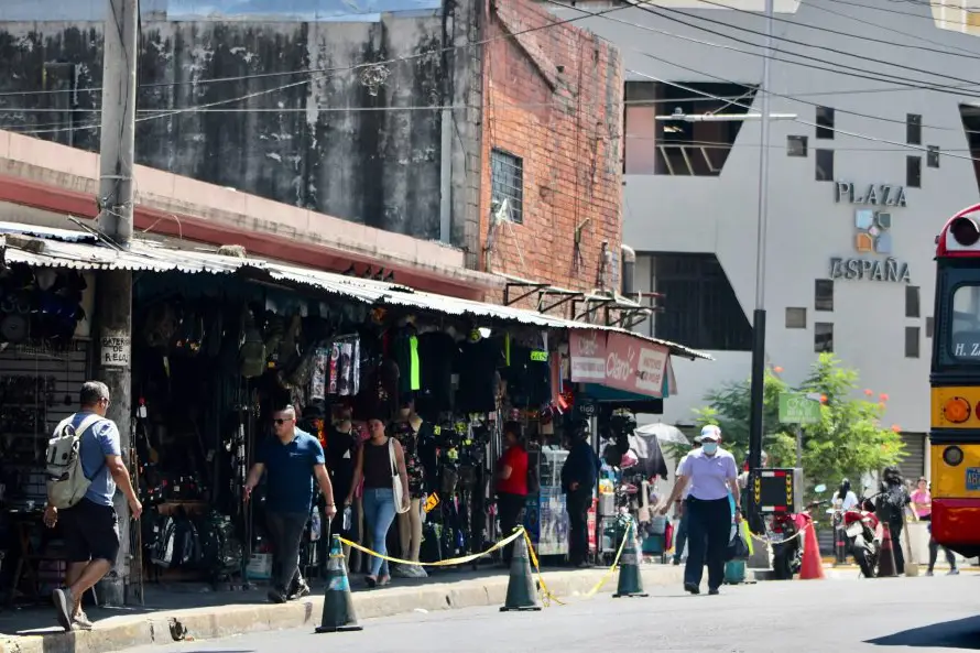 Alcaldía capitalina notifica desalojo a vendedores y da 72 horas para quitar puestos en La Placita y plaza 14 de julio