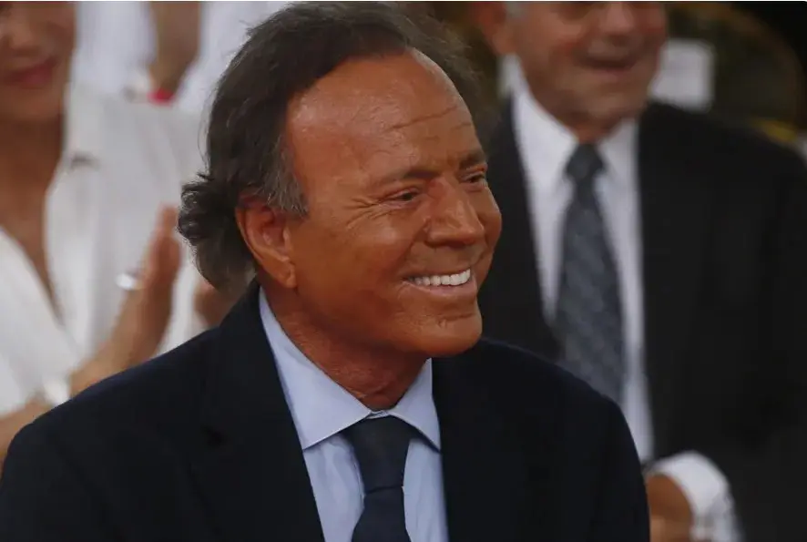 Julio Iglesias demanda a diario español y lo acusa de "montaje" sobre sus abusos sexuales