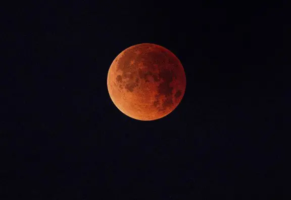 El cielo salvadoreño se iluminó con eclipse total de Luna este martes