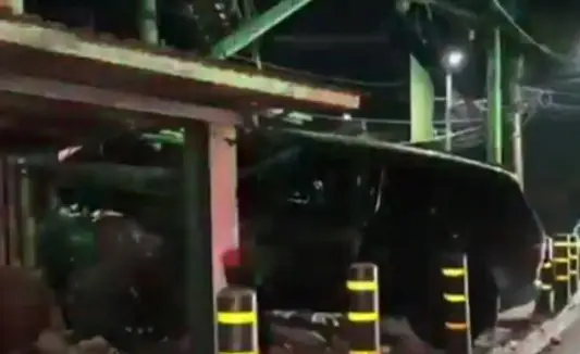 Vehículo con placas guatemaltecas choca contra dos casas en Antiguo Cuscatlán
