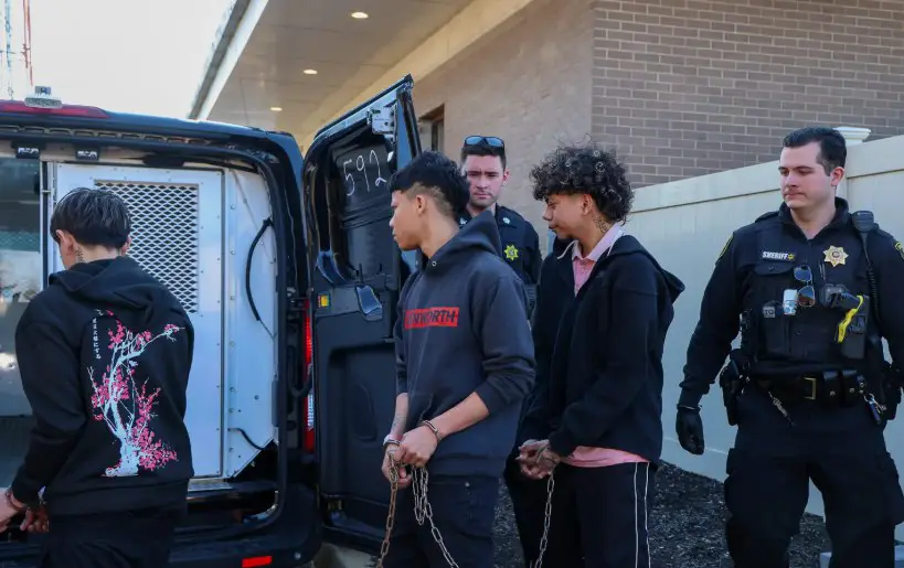 Arrestan a tres salvadoreños por portar bombas molotov en Long Island en Estados Unidos