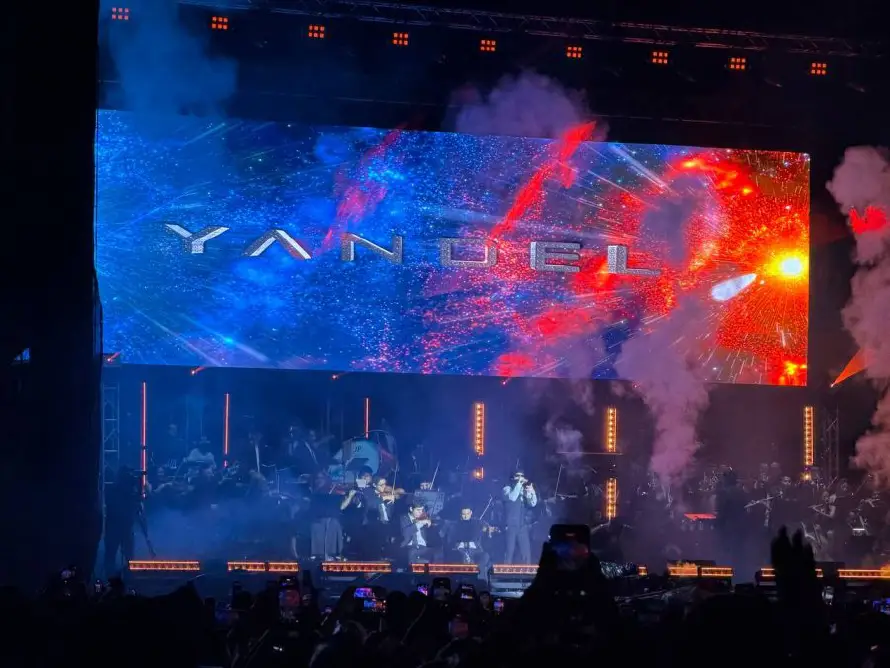 Yandel y la Filarmónica de El Salvador desafiaron la lluvia en una noche de reguetón sinfónico