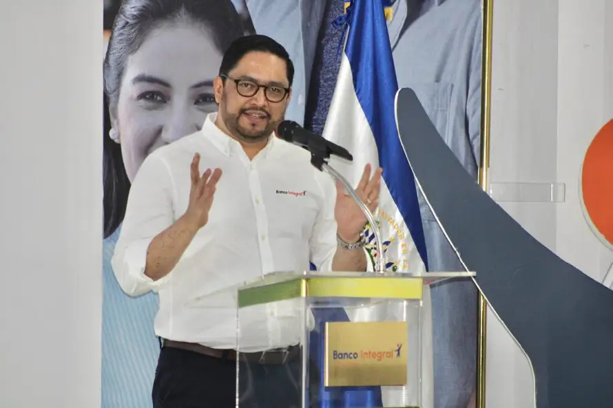 Banco Integral impulsa el futuro de familias salvadoreñas con la entrega de becas escolares