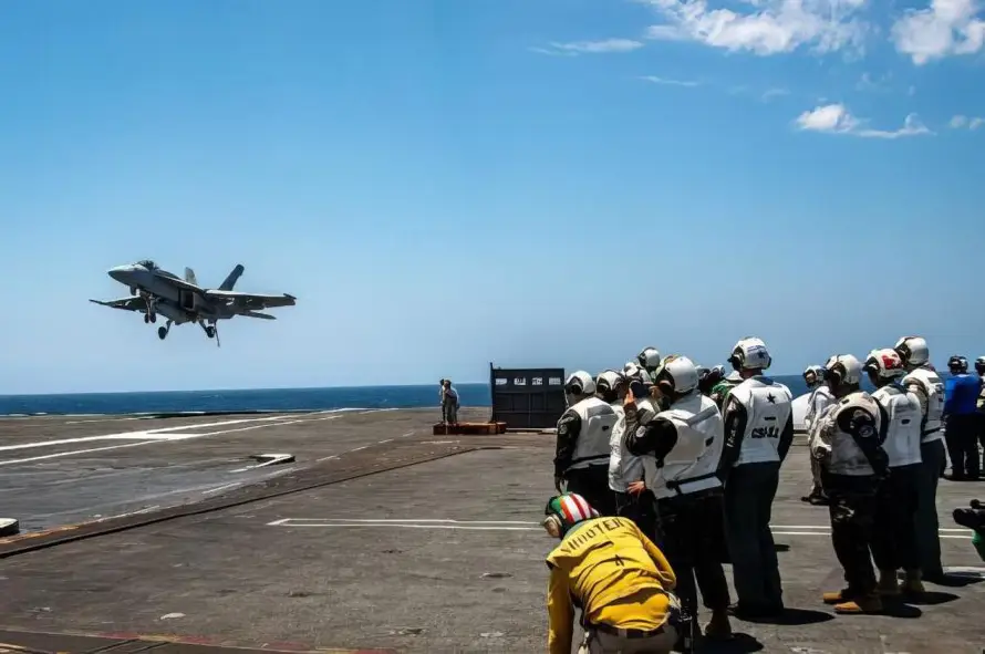 Altos mandos militares de El Salvador visitan gran portaaviones de EEUU en una misión en el océano Pacífico