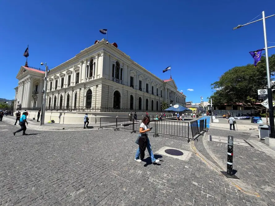Cierran paso por la calle Rubén Darío por inicio de mega alfombra en el Centro Histórico