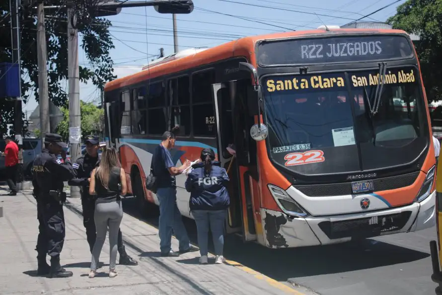 Reportan una mujer fallecida dentro de un bus de la ruta 22 en San Salvador