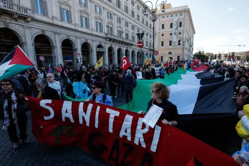 Decenas de miles de personas contra la guerra en la marcha "No Kings" en Roma