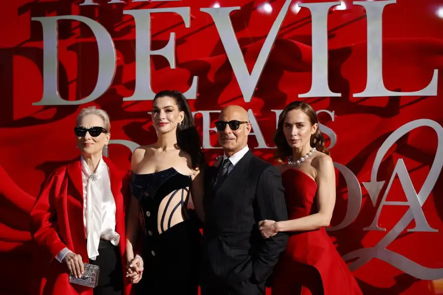 Emily Blunt y Stanley Tucci reciben estrellas en Paseo de la Fama de Hollywood