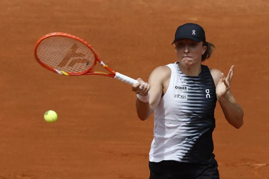 La tenista polaca Iga Swiatek avanza firme en torneo de Madrid y Jessica Bouzas queda eliminada
