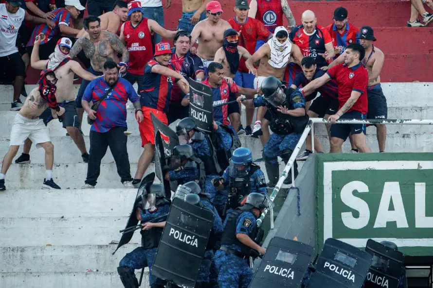 Al menos 72 heridos y 63 detenidos tras disturbios en el superclásico del fútbol paraguayo