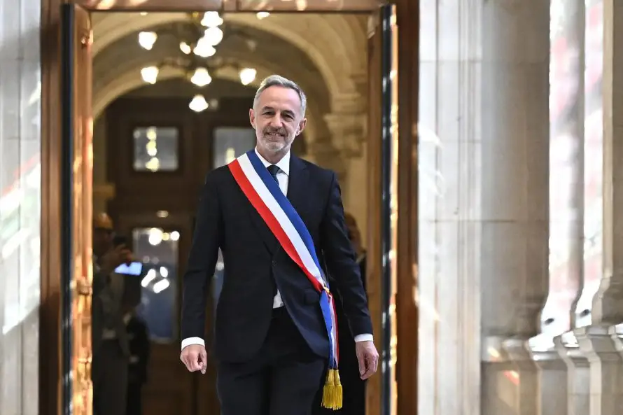 El alcalde de París promete más presupuesto y más control para frenar los abusos escolares