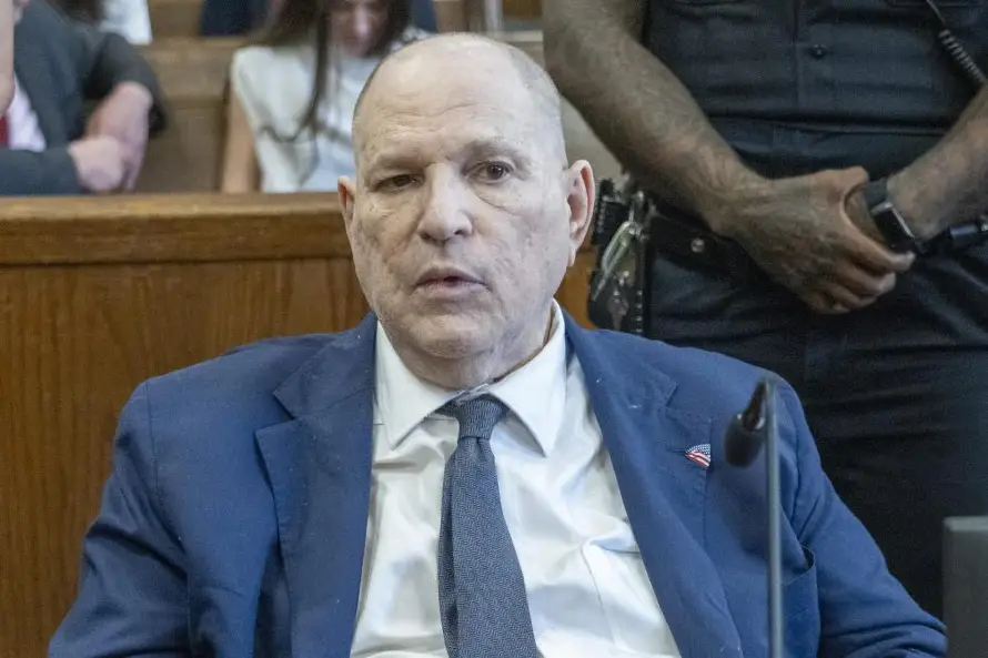 Weinstein usó su poder para aprovecharse de una "joven frágil", dice Fiscalía