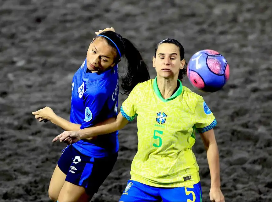 Selecta playera femenina vence a Brasil con triplete de Paola Calderón