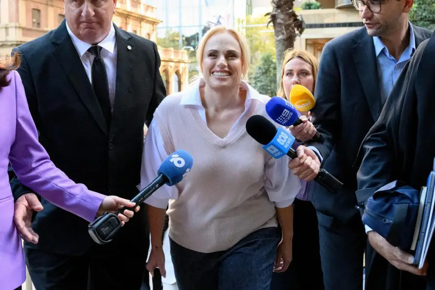 La actriz Rebel Wilson niega acusación de haber difamado a colega de película