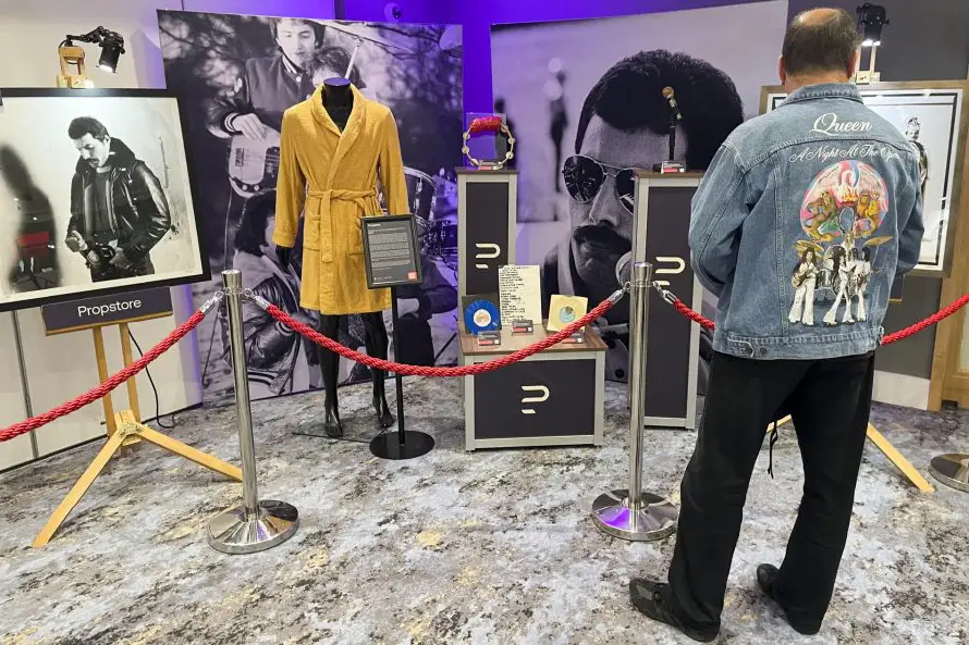 El micrófono dorado de Queen sale a subasta en Londres