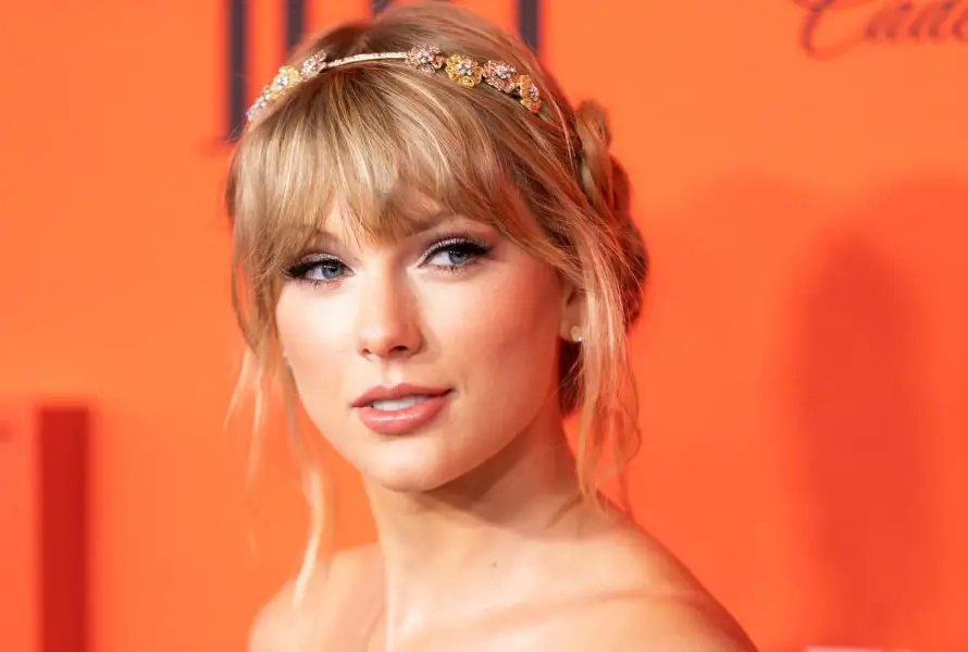 Taylor Swift solicita registro de su voz e imagen como marca, ante amenaza de IA