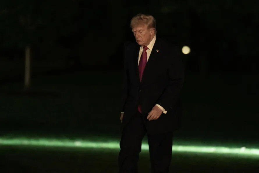 Trump plantea hacerse con el material nuclear iraní y advierte de vías "más hostiles" si fracasa la negociación