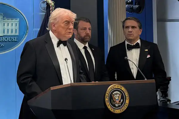 Trump dice que tirador "estaba muy lejos" de él tras el tiroteo en cena de corresponsales