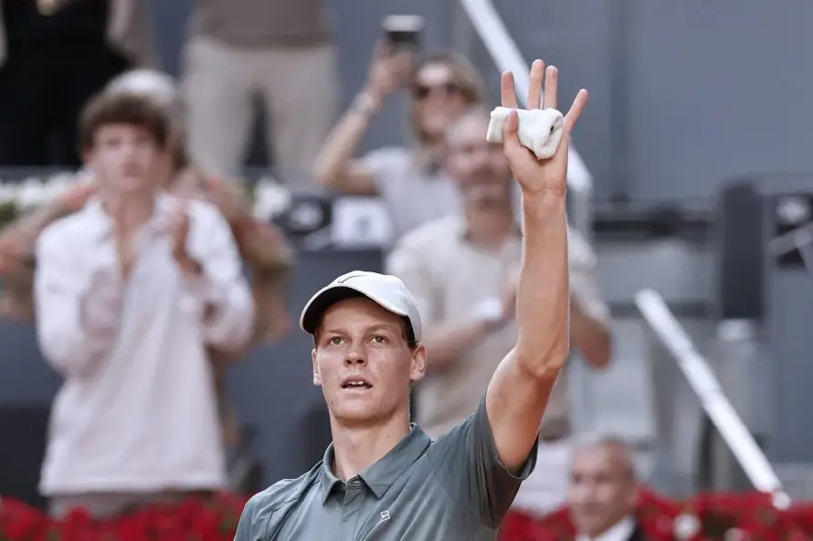 El tenista italiano Jannik Sinner sufre ante el francés Benjamín Bonzi pero gana en Madrid
