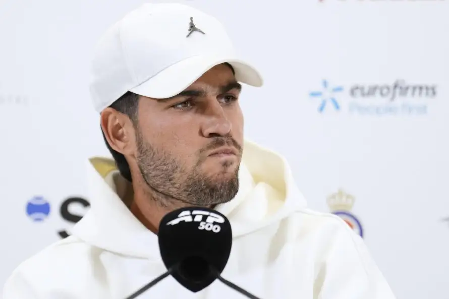 Carlos Alcaraz es baja en el Masters 1000 de Madrid por lesión en la muñeca