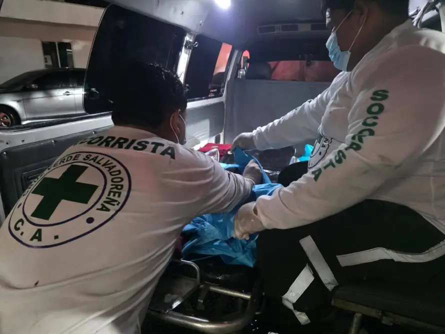 Camión con pasajeros cayó a un barranco y deja un bebé fallecido en Zacatecoluca