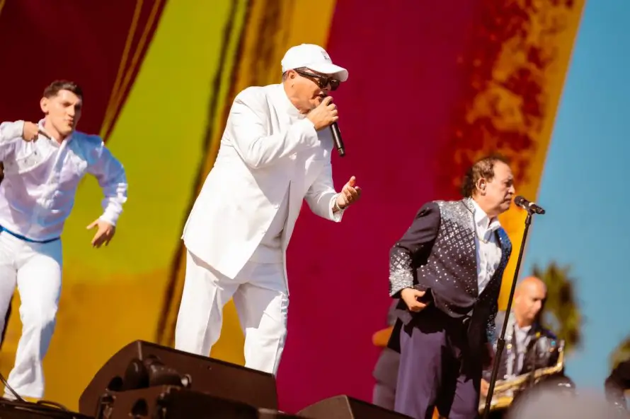 Julio Roberto Hernández, la voz que resurgió en Coachella con los Flores