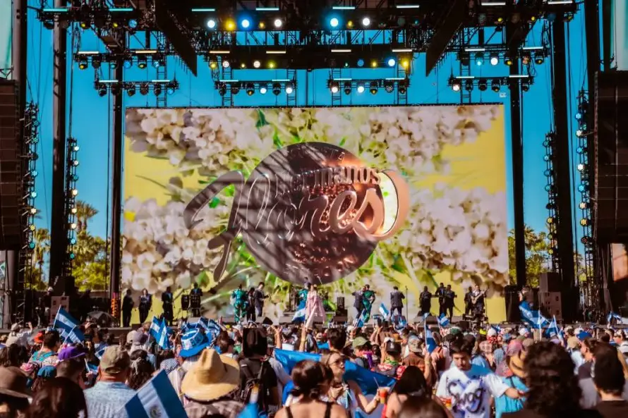 Coachella 2026 vibró al son de la cumbia de Los Hermanos Flores
