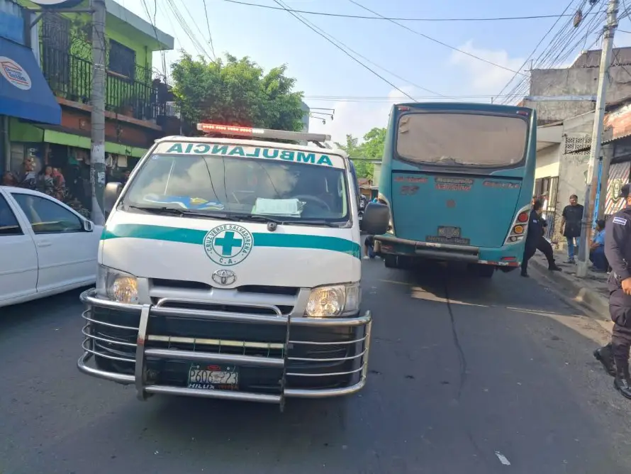 Hombre muere tras ser atropellado y quedar atrapado bajo un bus en Mejicanos 