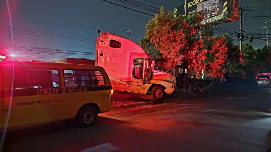 Accidentes en las últimas horas dejan siete lesionados y una rastra sobre separadores