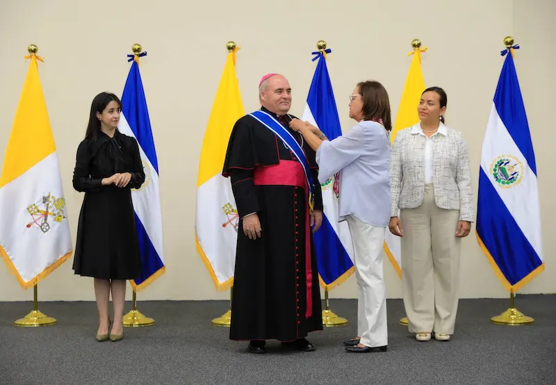 Gobierno entrega reconocimiento a nuncio apostólico saliente en El Salvador