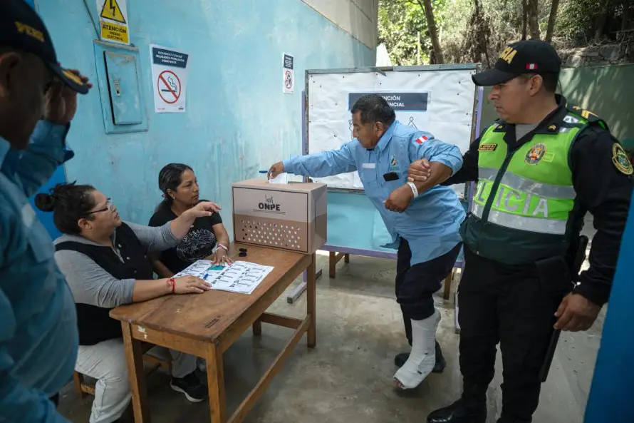 La pugna por el segundo lugar mantiene en vilo el resultado de las elecciones en Perú