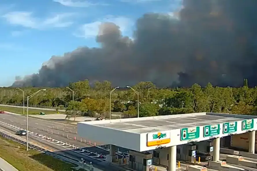 Más de 100 incendios forestales en Florida causan alertas y corte ferroviario de pasajeros